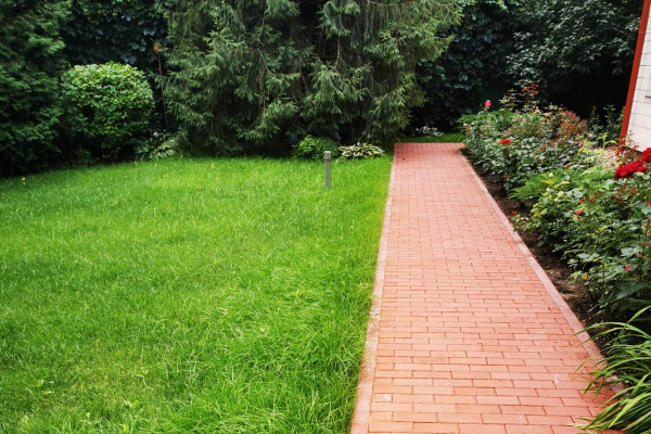 Выбираем материал для мощения садовой дорожки