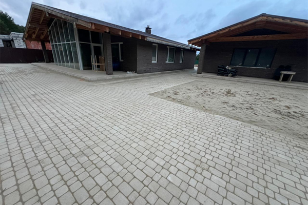 Как класть тротуарную плитку на песок