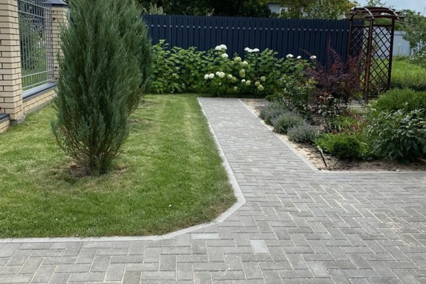 Правила ухода за тротуарной плиткой в летнее время